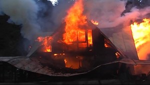Zničená lekáreň aj auto. Policajti rozbili podpaľačský gang!