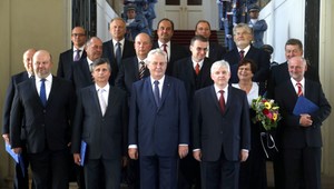 Nová česká vláda zložila sľub. Prišla autobusom