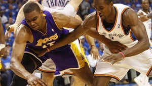 Chicago znížilo stav série s Clevelandom, Lakers padli v Oklahome