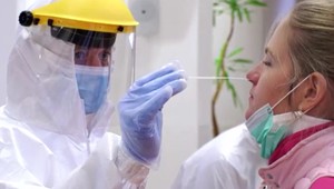 Hlavným problémom testovania je nedostatok zdravotníkov. Ministri informovali, ako sme na tom