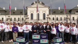 Demokrati odovzdali prezidentovi vyše 380-tisíc podpisov za referendum o predčasných voľbách