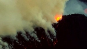Študenti uviazli v lese pre silný požiar. Plamene a dym ich odrezali od sveta
