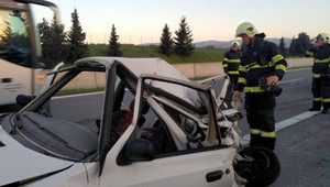 Pri Zvolene sa zrazil kamión s autom, posádka skončila v nemocnici