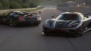 Posledné dva modely Koenigsegg Agera k nám prichádzajú zo sveta temna
