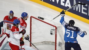 Američania aj Česi otočili svoje zápasy. Fíni a Švédi so sklonenými hlavami