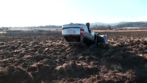 52-ročný muž havaroval a skončil v poli. Nafúkal viac ako 2,6 promile