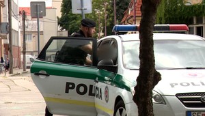Muža, ktorý v Trnave mieril zbraňou na ľudí aj policajtov, obvinili