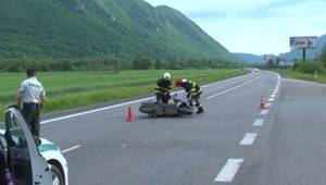 Taxikár takmer narazil do motorkára. Ten sa zľakol a havaroval