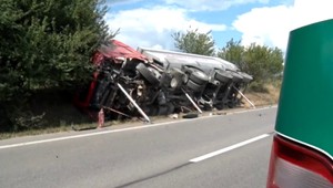 Tragická nehoda na ceste smrti: Vodič auta prešiel do protismeru a vpálil priamo pod kolesá kamiónu