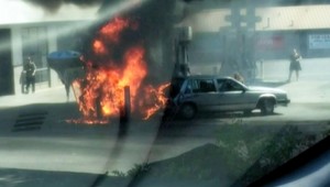 Žena uviazla v horiacom aute, pomohol jej náhodný okoloidúci