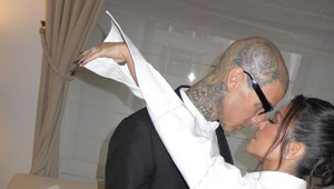 Už sú svoji NAOZAJ! Po fingovanej svadbe sa Kardashianka za potetovaného muzikanta skutočne vydala!