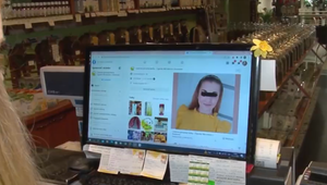 S fľašou vodky v ruke obsluhovala zákazníkov a s tovarom v obchode kšeftovala. Polícia po žene pátra