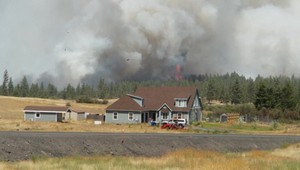Washington bojuje s jedným z najhorších požiarov. Ohrozené sú tisíce domov, štát vyhlásil stav núdze