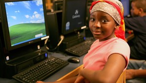 Slovenskí študenti pomáhajú africkým. Surfovať môžu v offline režime