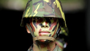 Vstúpte do armády, dobre zarobíte! Lákal podomový predajca