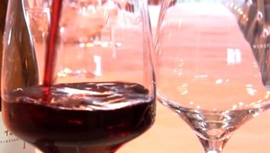 Sužuje vás strach či úzkosť z koronavírusu? WHO upozorňuje, aby ste to alkoholom neriešili