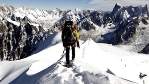 V ľadovci pri Mont Blancu našli tri telá