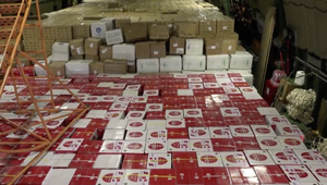 Lietadlá začali privážať prvé ochranné pomôcky. Problém je s ich distribúciou