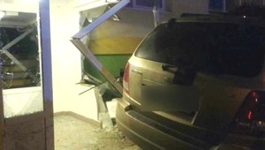 Mladík (17) bez vodičského preukazu nabúral na terénnom aute do bytovky