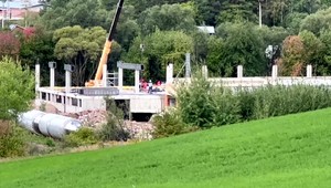 Nebezpečný úraz na stavbe. Muža zasiahla tyč priamo do hlavy