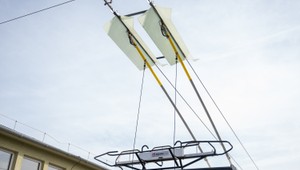 Trolejbus frontálne narazil do supermarketu, zahynul jeden človek