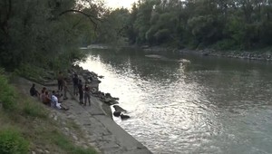 Slnečný deň pri vode sa zmenil na boj o život