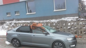 V Košiciach spadli na auto tehly. Zostal po nich kabriolet