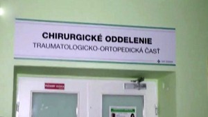 Vodič po nehode utrpel vážne zranenia. Po prevoze do nemocnice aj s kamarátom ušli