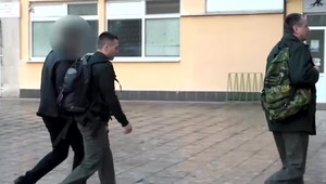 Svojej manželke dolámal kosti tĺčikom na mäso. Po rokoch týrania si muž vypočul rozsudok súdu