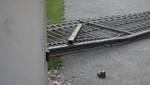 VIDEO: Vo Vranove spadlo auto z odťahovky, prerazilo bránu a skončilo vo dvore