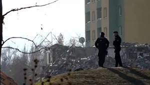 Okolo paneláku v Prešove začali s odpratávaním sutín. Miesto strážia policajti