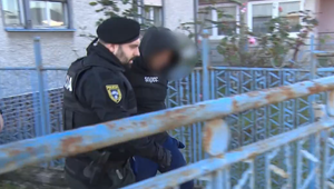 Kradol len pár hodín po pohrebe majiteľky domu. Tvrdí, že je zberateľ starožitností