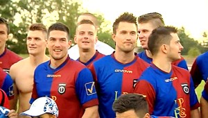 Na zelenom trávniku sa o loptu bili hokejisti s futbalistami