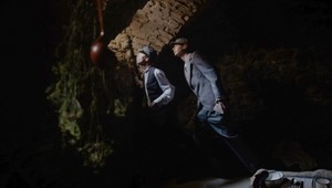 Jej starý otec zachránil počas vojny troch mladých chlapcov. A arizoval firmu otca jedného z nich. Vnučka sa rozhodla spoznať ich príbeh.