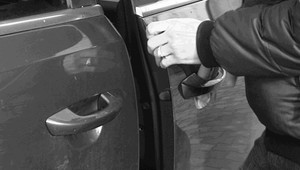 Zlodej potápač aj zberateľ zlata! Majiteľom poriadne zavarili