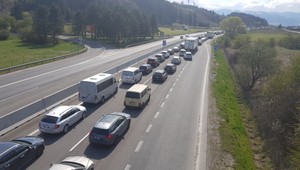 Presun Slovákov po sviatkoch. Na cestách sa tvorili kolóny