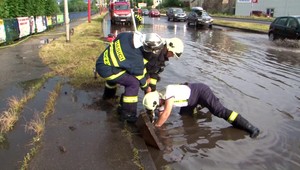 FOTO: Silný dážď sa prehnal Liptovom. Hasiči odčerpávali vodu z frekventovanej cesty