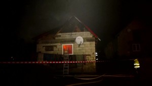 Pred Vianocami prišli o svoje domovy. Hasičom komplikoval prácu zľadovatený terén