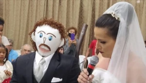 Táto žena sa vydala za handrovú bábiku: Teraz sa im „narodilo“ prvé dieťa