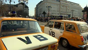 Námestie v Bratislave obsadili zložky Verejnej bezpečnosti. Sviečkový pochod pripomínal rok 1988