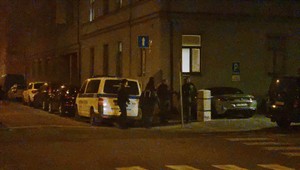 Veľká razia v Starom meste: V ubytovni zasahovali desiatky policajtov