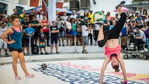 Neuveriteľné, čo dokáže s loptou najlepšia sexi freestylistka na svete!