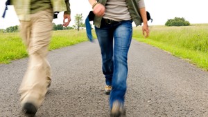 Obyčajná chôdza ako liek na všetky neduhy: Toto sa stane s vaším telom, keď sa vyberiete na prechádzku