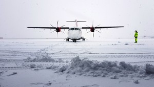 VIDEO: Na bratislavskom letisku pre počasie odnámrazovali lietadlá