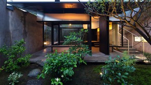 Oáza pokoja medzi kanceláriami: V štrbine medzi domami vznikol štýlový čajový dom