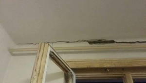 V Podbrezovej došlo k výbuchu plynu. Explózia narušila statiku domu