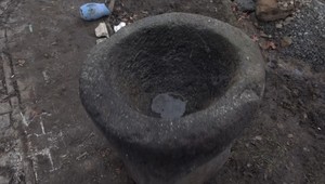 Vzácny nález 700-ročnej krstiteľnice. Veriaci ju počas normalizácie ukryli v bahne.