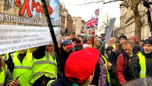 Agresívny protest pre brexit. Žlté vesty sa rozšírili do Británie