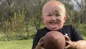 Matka z neho urobila hviezdu, ľuďom sa to nepáči: Z obrieho chlapca sú zhnusení