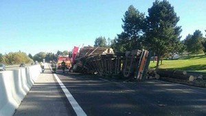 Nehoda kamióna na D1 pri Ružomberku. Cesta zostala neprejazdná
